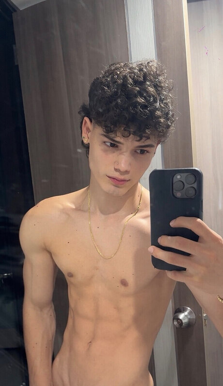 Foto desnuda filtrada de OnlyFans de Andres Bocanument