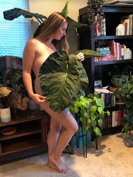Foto desnuda filtrada de OnlyFans de The Bikini Botanist