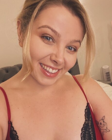 Bella Rose  Free British Gamer Girl