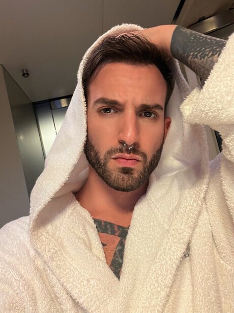 Foto desnuda filtrada de OnlyFans de Reuven Wolf