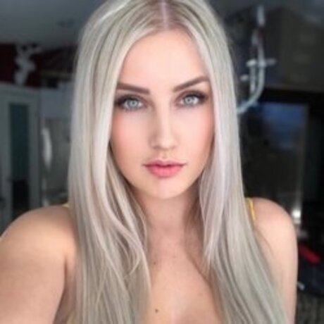 Foto desnuda filtrada de OnlyFans de Kady Staying At Home 