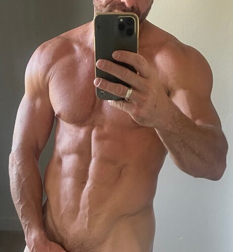 Foto desnuda filtrada de OnlyFans de 20 Years Apart