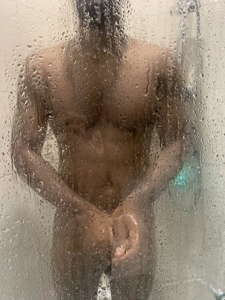 Max Ellis 