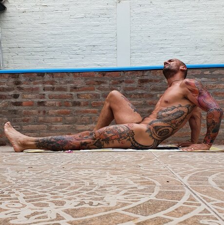 Foto desnuda filtrada de OnlyFans de Eduardo Tano 17