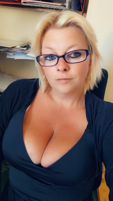 Bustyblondemum69