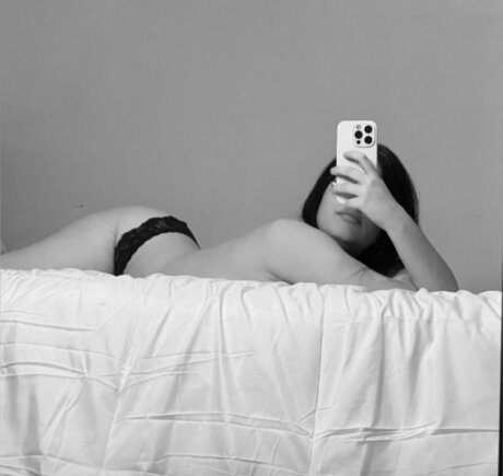 Foto desnuda filtrada de OnlyFans de Emy 