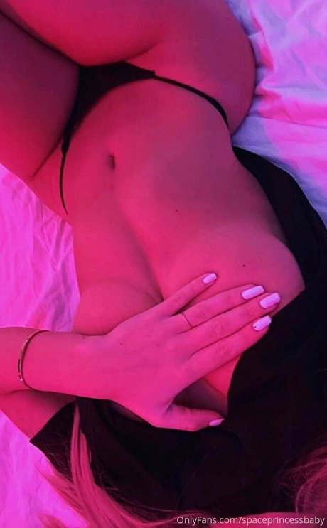Foto desnuda filtrada de OnlyFans de Spaceprincessbaby