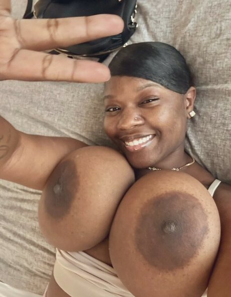 Foto desnuda filtrada de OnlyFans de Lizziesoexotic