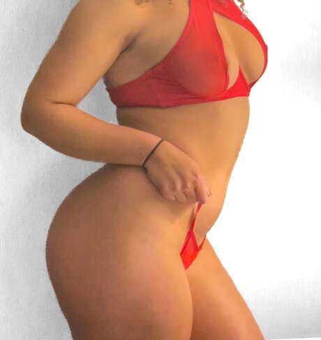 Foto desnuda filtrada de OnlyFans de Younglatinhotwife
