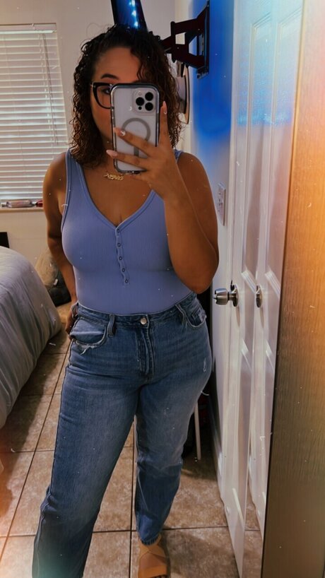 Foto desnuda filtrada de OnlyFans de Hotmom