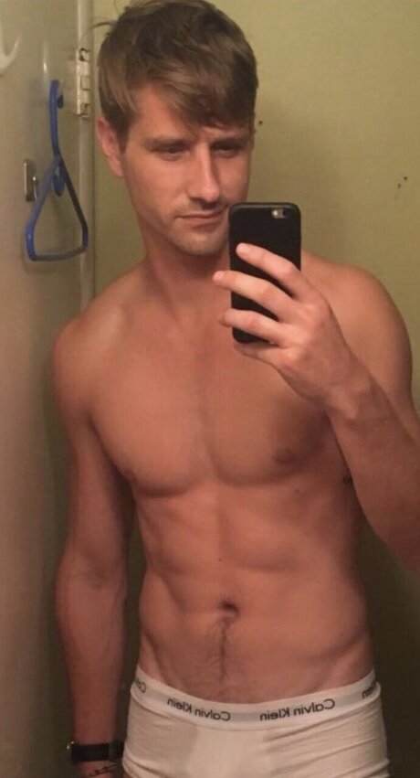 Foto desnuda filtrada de OnlyFans de James