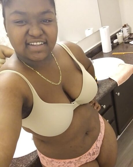 Foto desnuda filtrada de OnlyFans de Reign