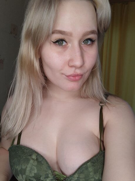 Foto desnuda filtrada de OnlyFans de Naughty Babysitter Greta