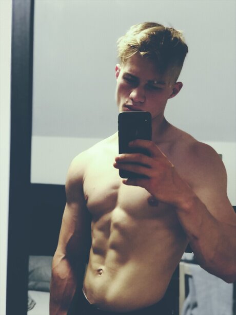 Foto desnuda filtrada de OnlyFans de Adrian