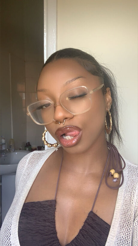 Foto desnuda filtrada de OnlyFans de Nelly