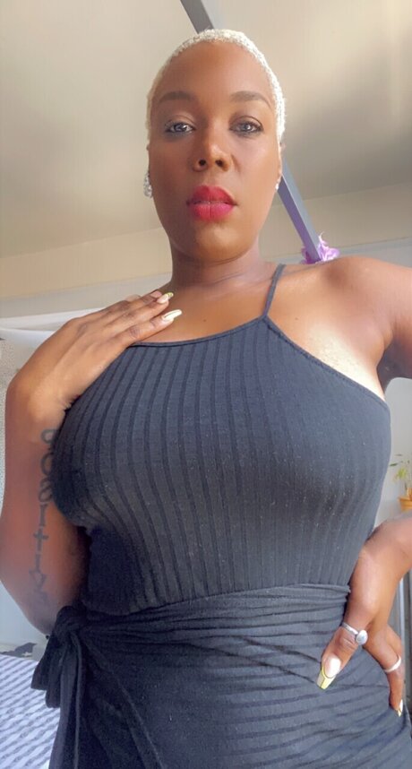 Foto desnuda filtrada de OnlyFans de Spikeleejoint