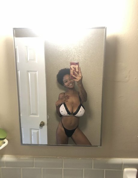 Foto desnuda filtrada de OnlyFans de Bush Baby