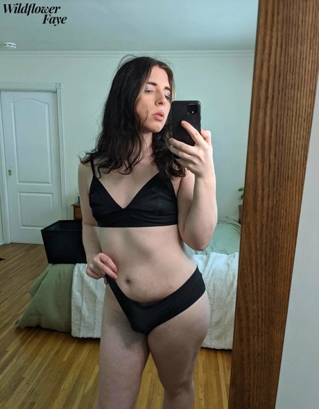Foto desnuda filtrada de OnlyFans de Wildflowerfaye