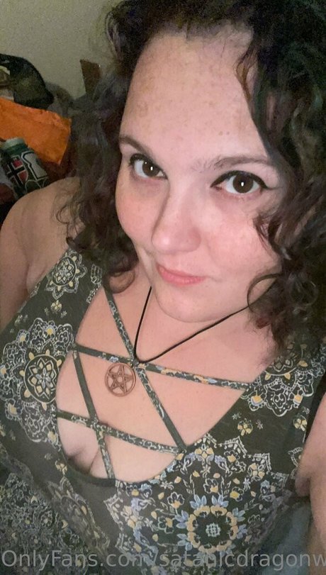 Foto desnuda filtrada de OnlyFans de Satanicdragonwitch