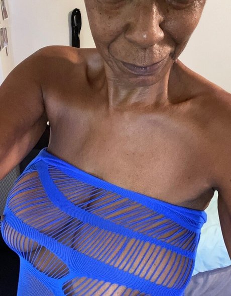 Foto desnuda filtrada de OnlyFans de Notyourgrandma
