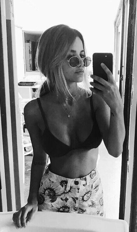 Foto desnuda filtrada de OnlyFans de Manu Gavassi