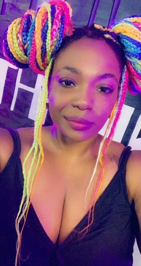 Foto desnuda filtrada de OnlyFans de Mzbree