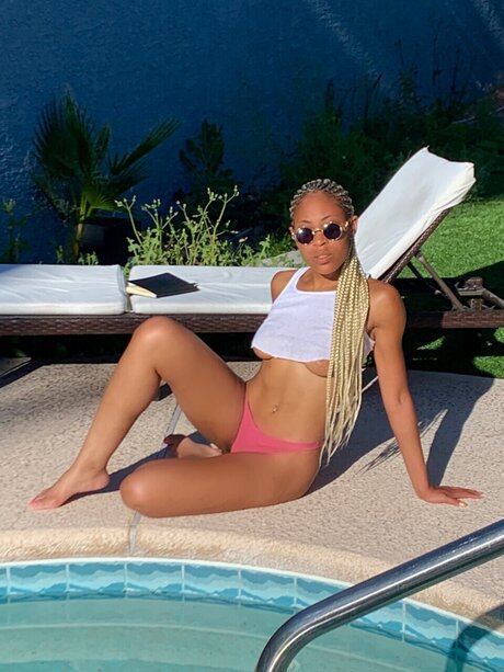 Foto desnuda filtrada de OnlyFans de Hustle Honey