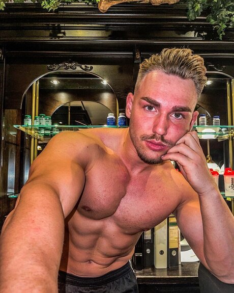Foto desnuda filtrada de OnlyFans de Adam