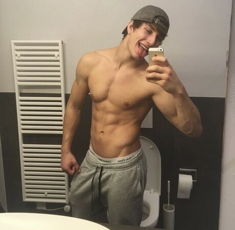 Toyboy98