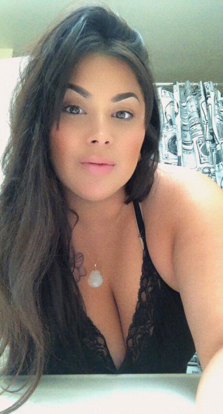 Foto desnuda filtrada de OnlyFans de Curvybrunette