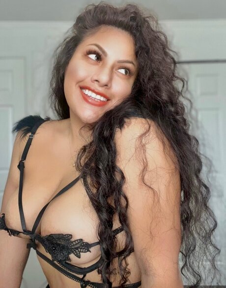 Foto desnuda filtrada de OnlyFans de Latina Curls