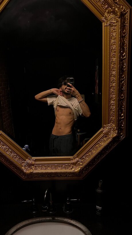 Foto desnuda filtrada de OnlyFans de Devinlovesu