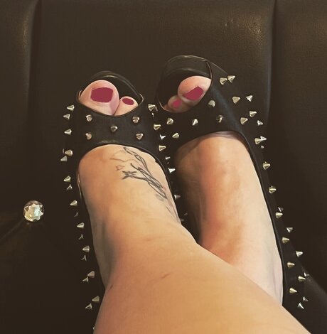 Foto desnuda filtrada de OnlyFans de Tattooedtootsies4u