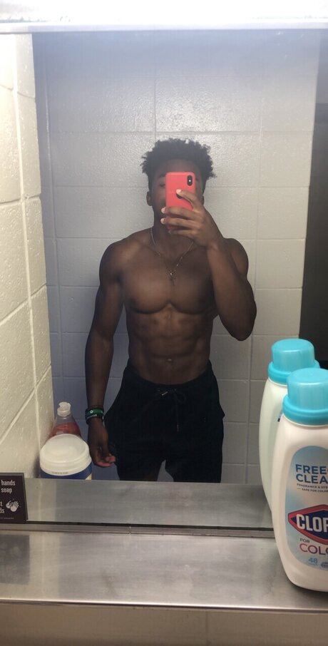 Foto desnuda filtrada de OnlyFans de Isaiah
