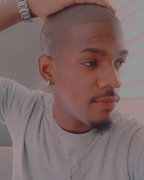 Foto desnuda filtrada de OnlyFans de Adonis Herrera