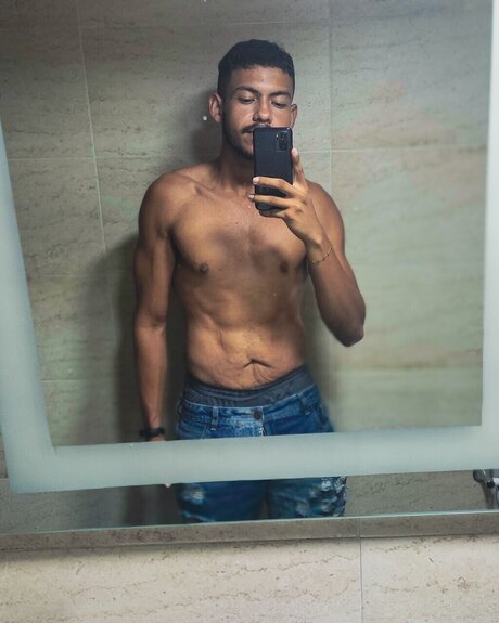 Foto desnuda filtrada de OnlyFans de Andrs Lara