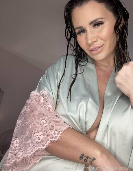 Foto desnuda filtrada de OnlyFans de Britishbustybrunettemilf