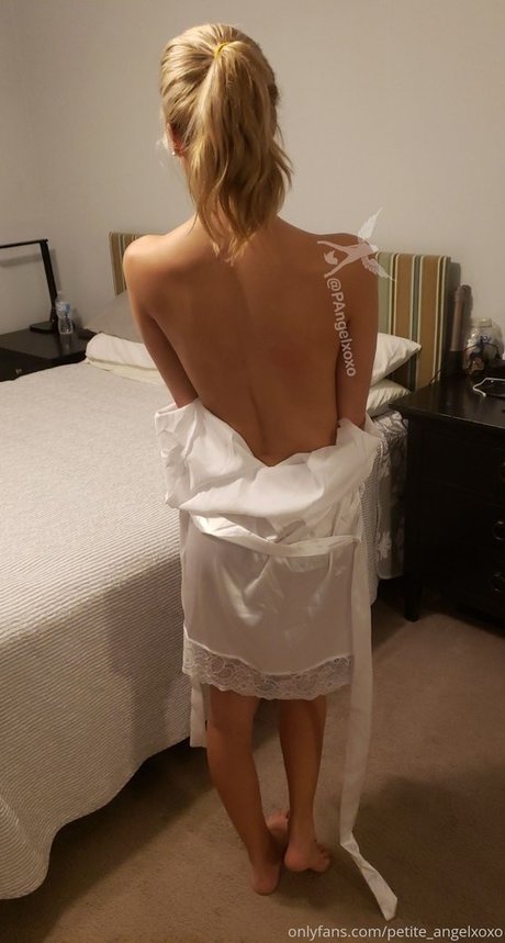Foto desnuda filtrada de OnlyFans de Petiteangelxoxo