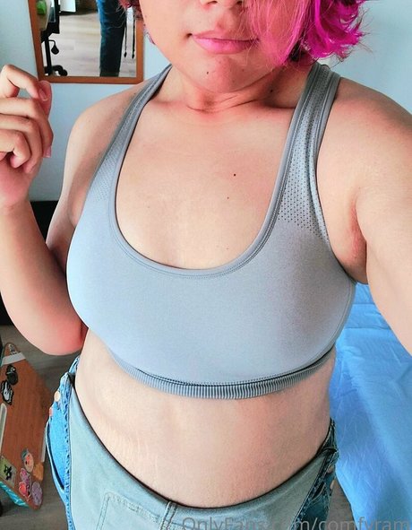 Foto desnuda filtrada de OnlyFans de Comfyram