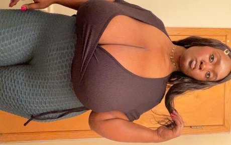 Foto desnuda filtrada de OnlyFans de Submittress