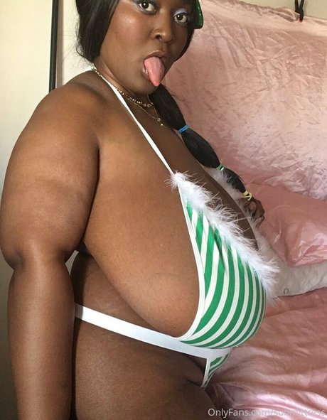 Foto desnuda filtrada de OnlyFans de Submittress