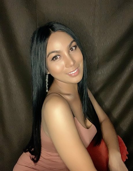 Foto desnuda filtrada de OnlyFans de Emmy Monika