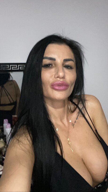 Foto desnuda filtrada de OnlyFans de Your Desiree