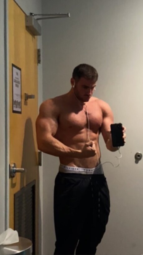 Foto desnuda filtrada de OnlyFans de Charles Keating