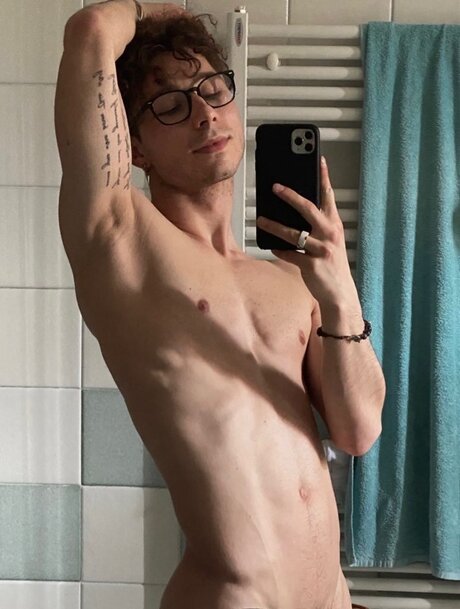 Foto desnuda filtrada de OnlyFans de Petit Twink