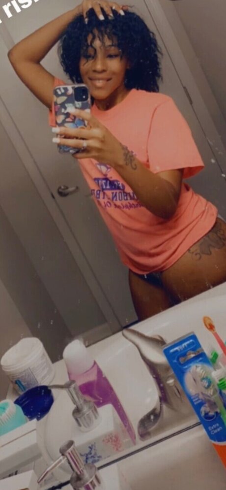 Foto desnuda filtrada de OnlyFans de Lavender Minaj  