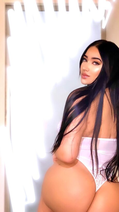 Foto desnuda filtrada de OnlyFans de Sina Marin