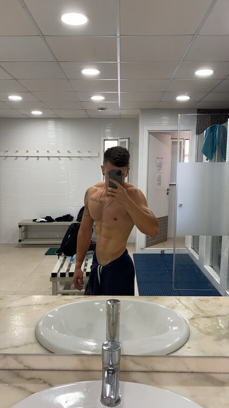 Foto desnuda filtrada de OnlyFans de Adrian