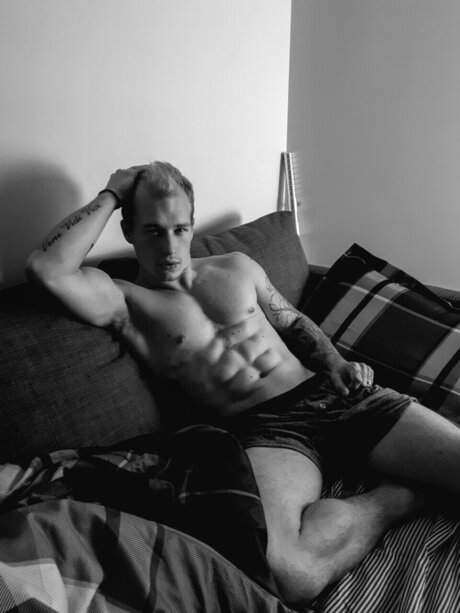Foto desnuda filtrada de OnlyFans de James