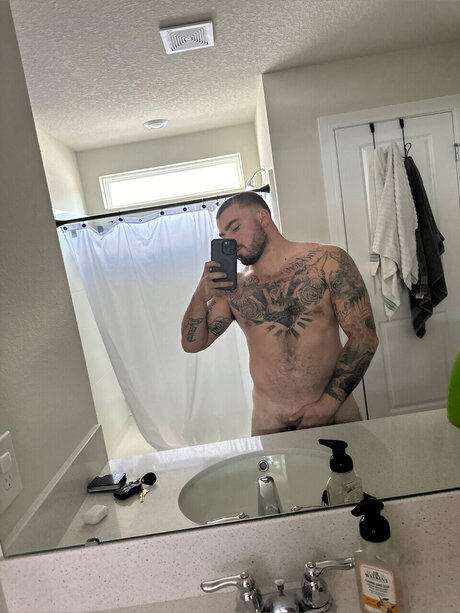 Foto desnuda filtrada de OnlyFans de James